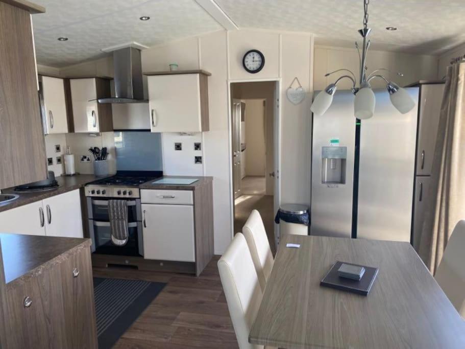 2 Bed, 2 Bath Lodge Style Caravan With Hot Tub & Private Garden At Patrington Haven Leisure Park Εξωτερικό φωτογραφία