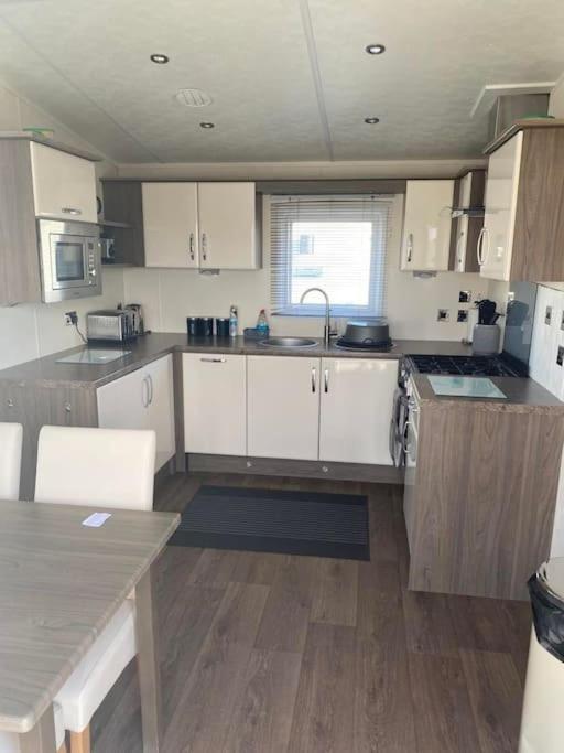 2 Bed, 2 Bath Lodge Style Caravan With Hot Tub & Private Garden At Patrington Haven Leisure Park Εξωτερικό φωτογραφία
